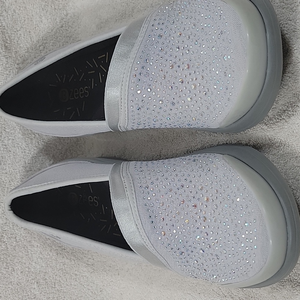 BZEES Women's Glittering Silver Slip-On Flats Size 7M - Picture 3 of 8